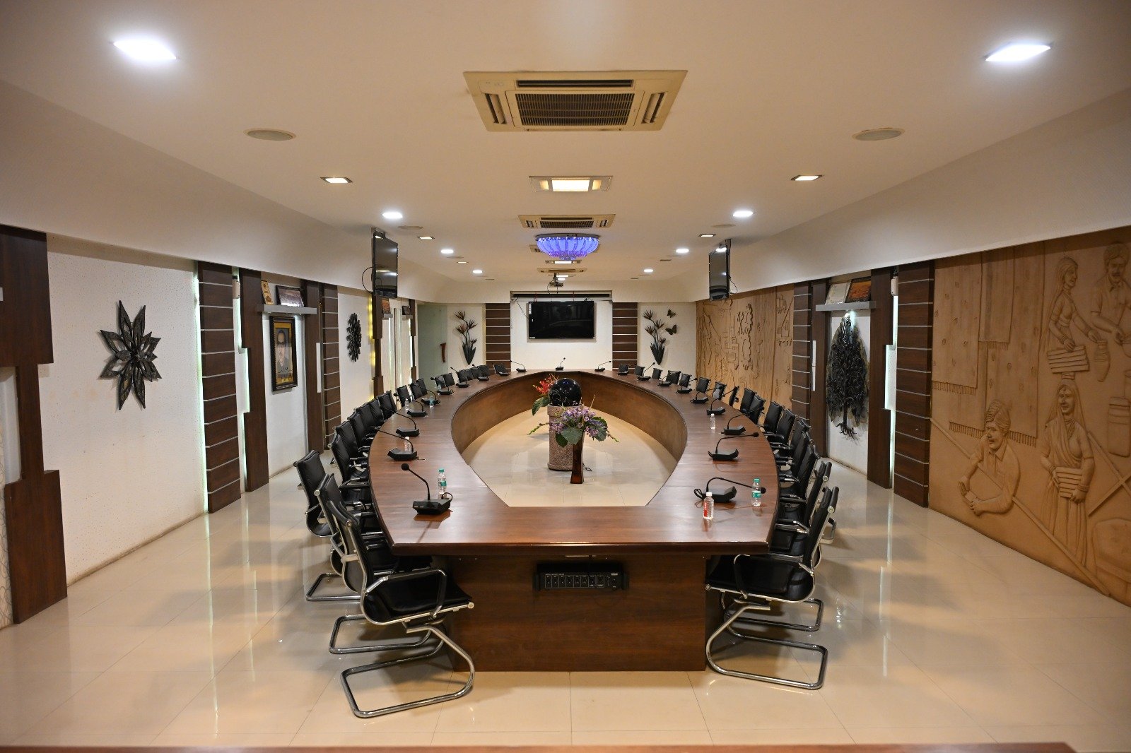 MIA executive members advertise